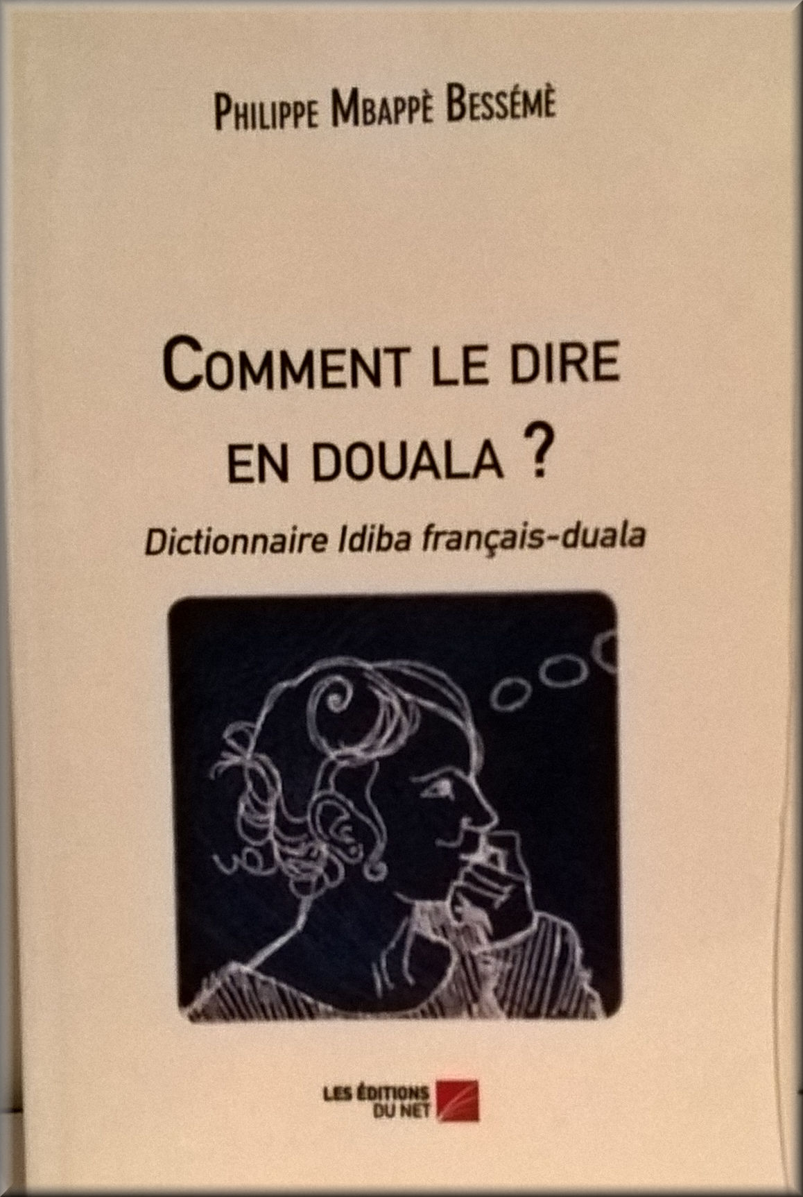 Cartes de vocabulaire en langue duálá étalées sur une table
