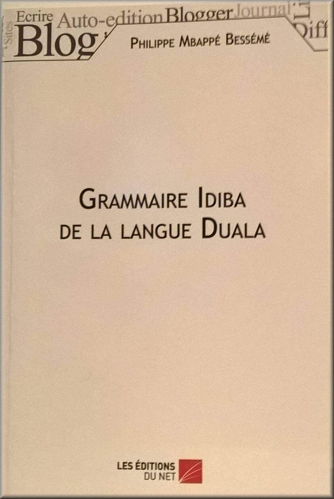 Enseignant expliquant une règle de grammaire au tableau